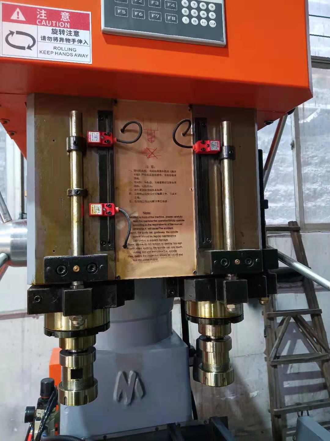 Máquina perforadora y roscadora de doble husillo para mecanizado de metales