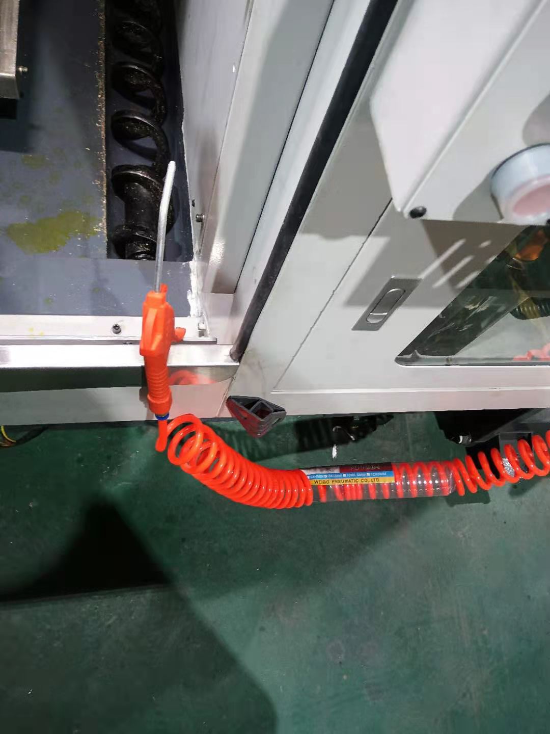 Máquina perforadora y roscadora CNC horizontal para mecanizado de cartuchos